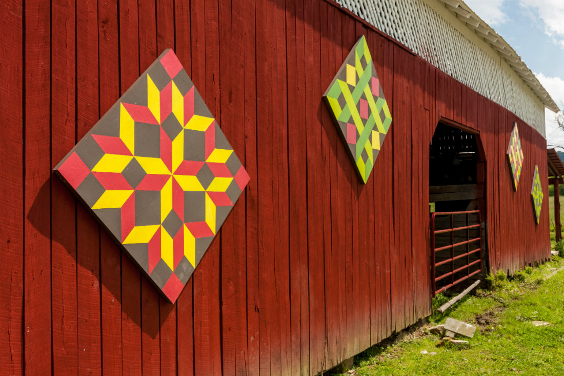 Quilt_Barn_with_many_squares_1100.jpg