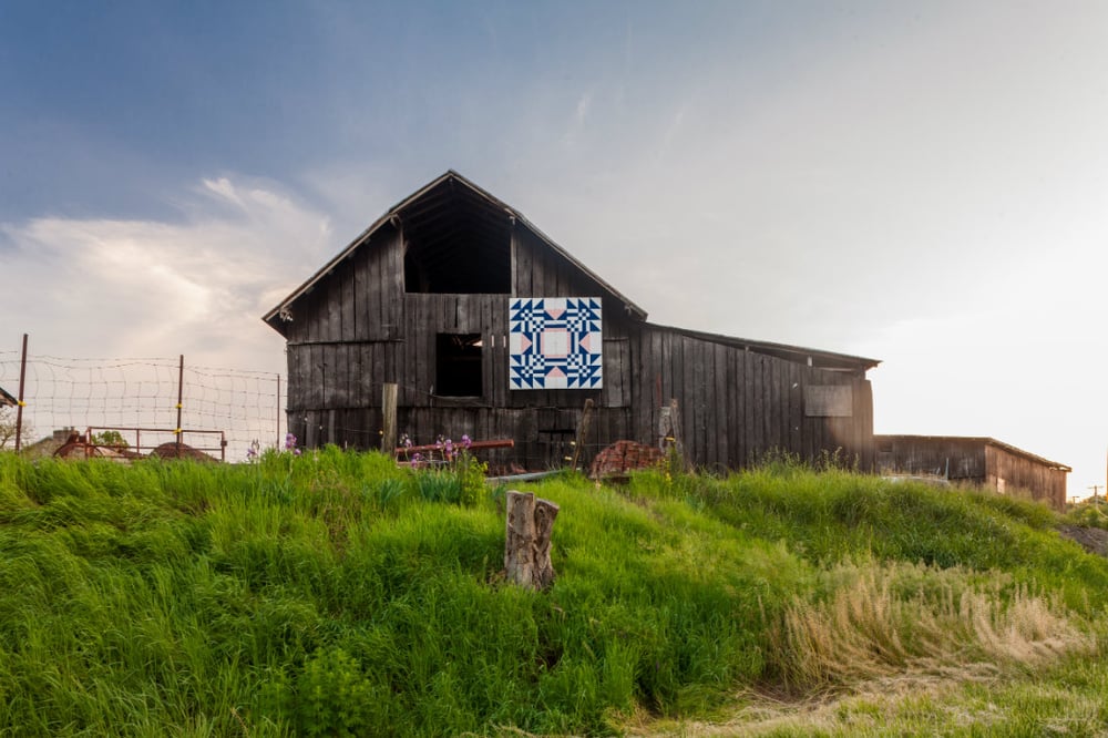 A Tennessee Quilt_barn_with_beautiful_sky